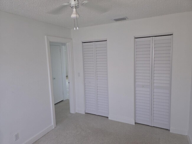 Building Photo - 1871 Palm Acres Dr