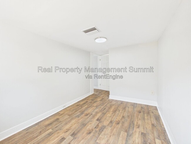 Building Photo - 932 W Beverley St