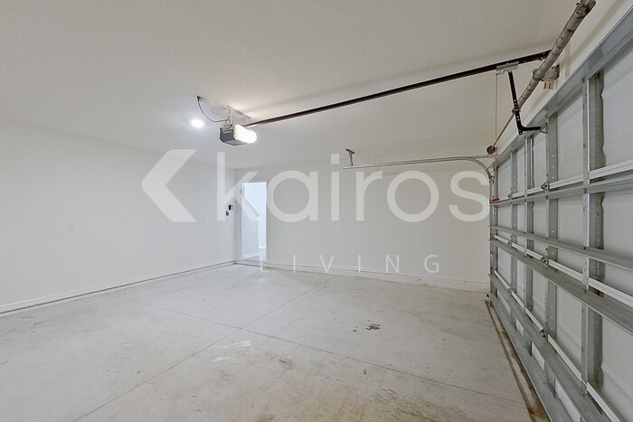 Building Photo - 8645 SW 44th Ct