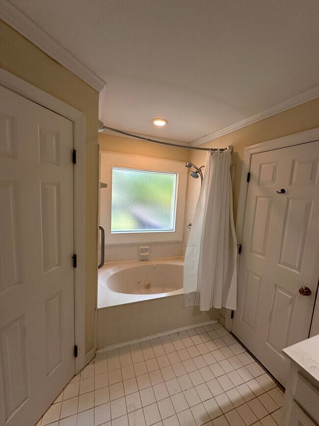 Building Photo - **West Durham 5bd / 3.5ba Oasis**