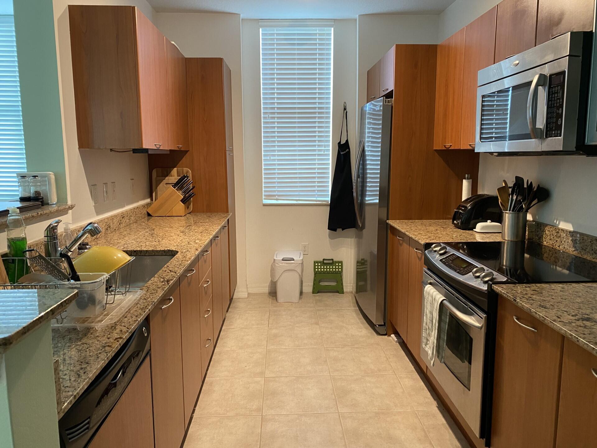 Building Photo - 700 E Boynton Beach Blvd