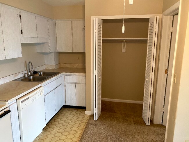 Building Photo - 4802 Tudor Dr
