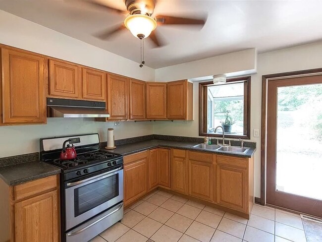 Building Photo - 2536 E 8th St