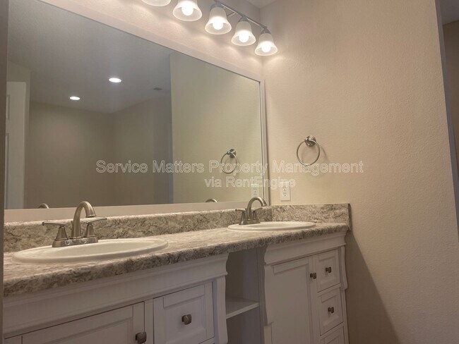 Building Photo - 5728 Dove Dr