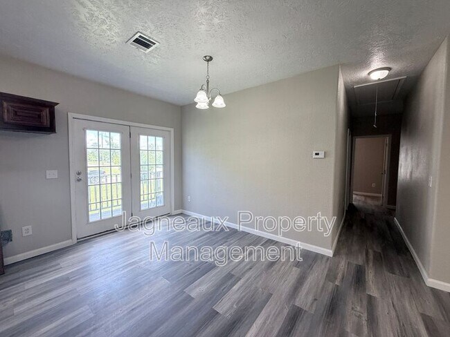 Building Photo - 816 Shady Ln