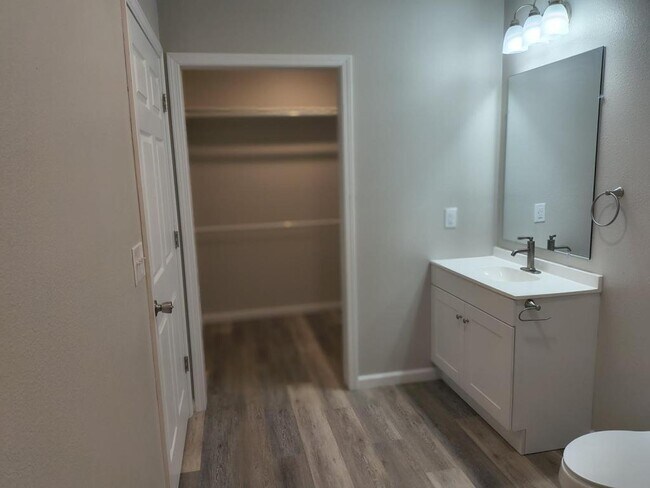 Building Photo - 1007 N Quincy Ave