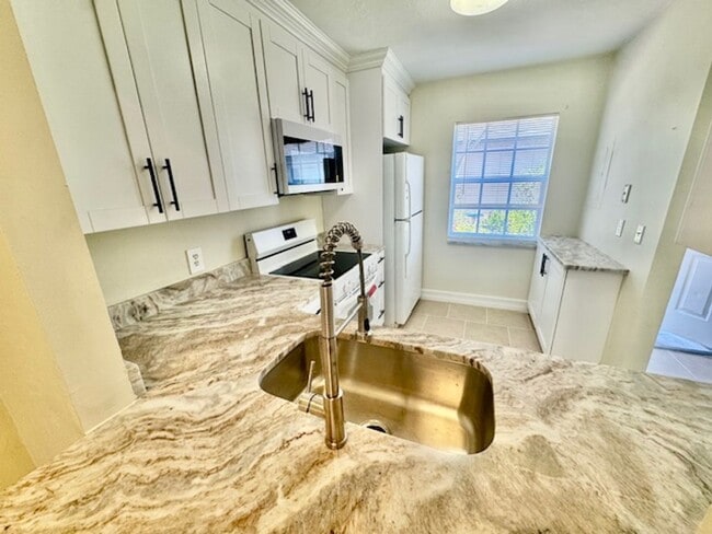 Building Photo - 2 bedroom 2 bathroom unfurnished annual