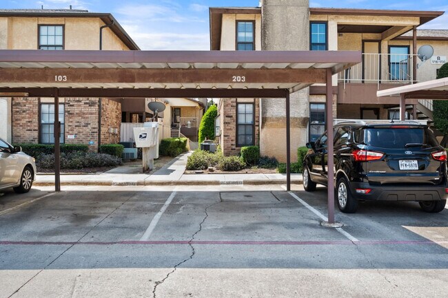 Building Photo - 1700 Crestpoint Dr