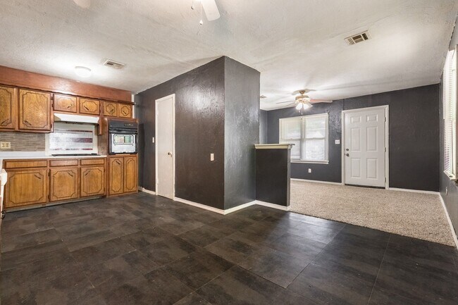 Building Photo - Lovely Home In Southwest OKC!