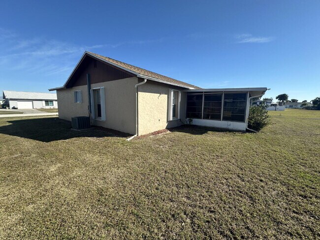 Building Photo - Charming 2-Bed, 2-Bath Retreat in Port Charlotte!