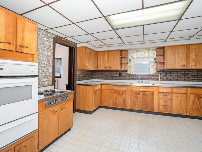 Building Photo - 121 Davis Ave
