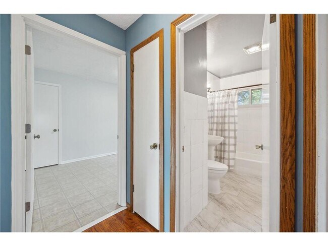 Building Photo - 4 Bed - 2 Bath Brooklyn Park Home with Lar...
