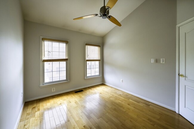 Building Photo - Tower Oaks First-Time Townhome in Rockville is Move-in Ready!