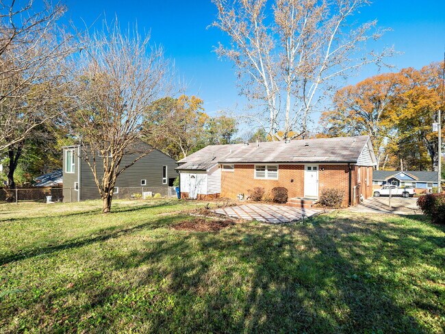 Building Photo - "Charming 3-Bed Home with Gleaming Hardwood Floors on Sheffield Road!"