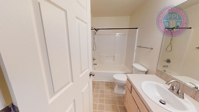 Building Photo - Two Level Cascadia Village Home with  Large Fenced Backyard ! Pet Welcome