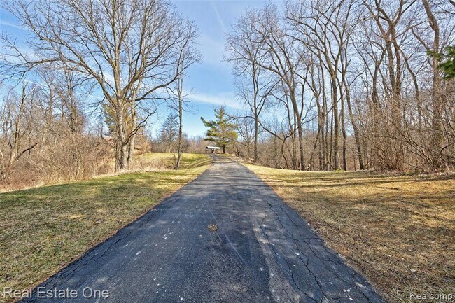 Building Photo - 5307 Metamora Rd