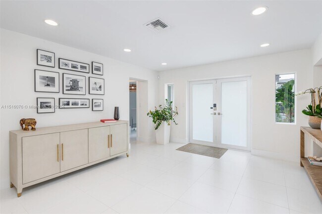 Building Photo - 424 E Dilido Dr