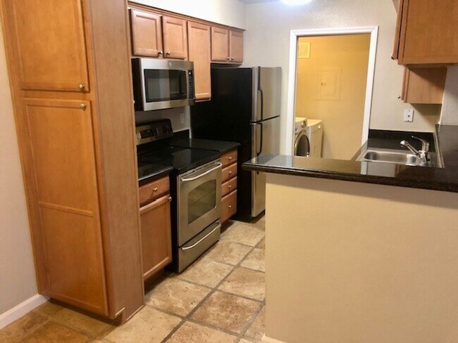 Building Photo - 885 Halidon Way