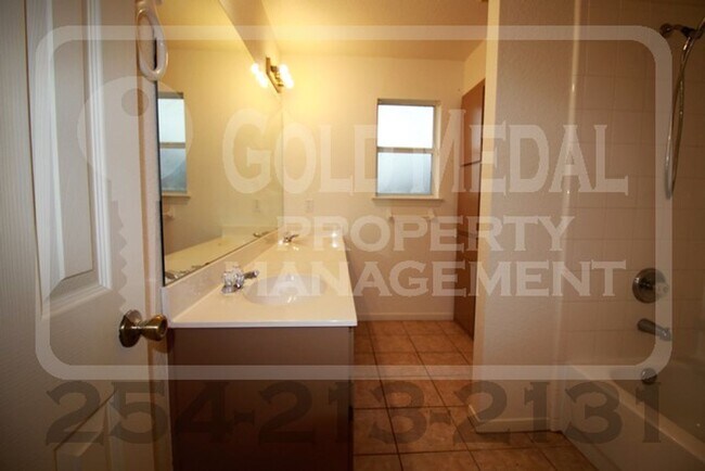 Building Photo - 217 Janelle Dr