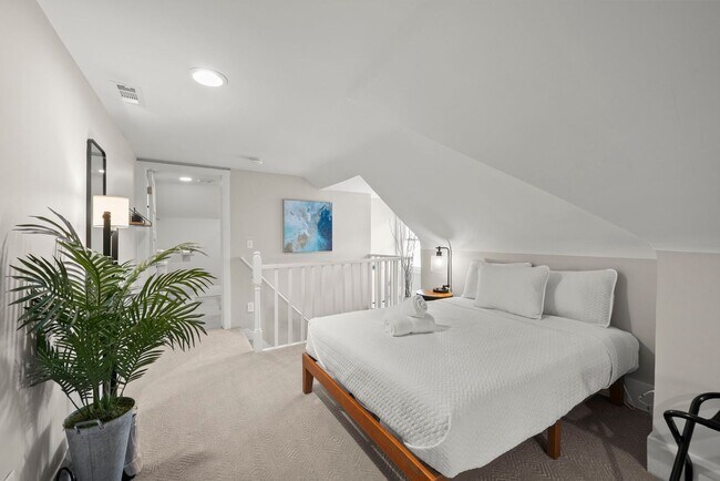 Building Photo - Fully Furnished Luxury Condo in Olde Towne East