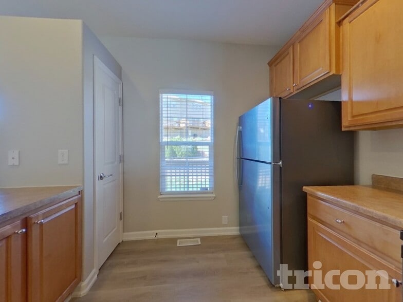 Building Photo - 968 Burning Bush Point