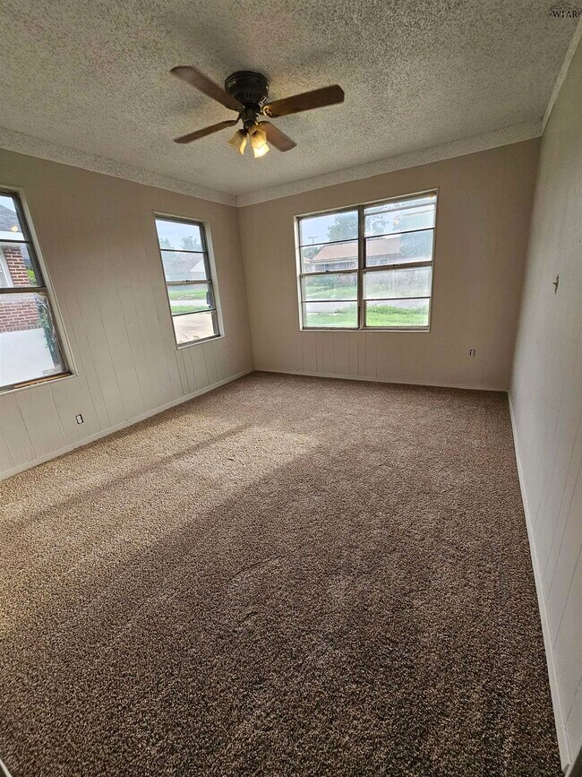 Building Photo - 1613 Beverly Dr