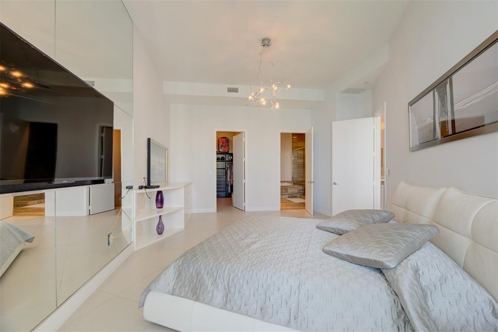 Building Photo - 15901 Collins Ave