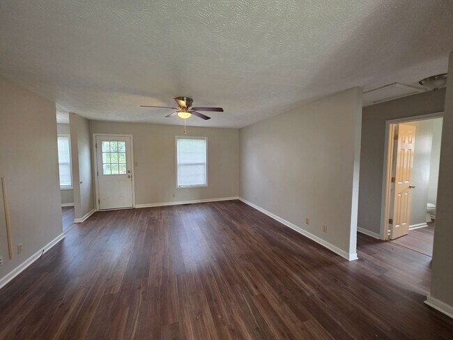 Building Photo - 1/2 OFF 1st Month's Rent!!