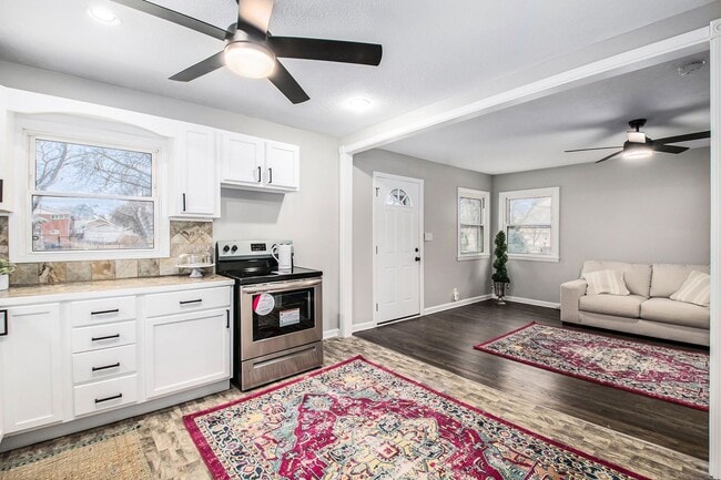 Building Photo - Completely Renovated 2 Bedroom House!