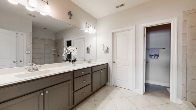 Building Photo - Large Luxe Home Hampstead