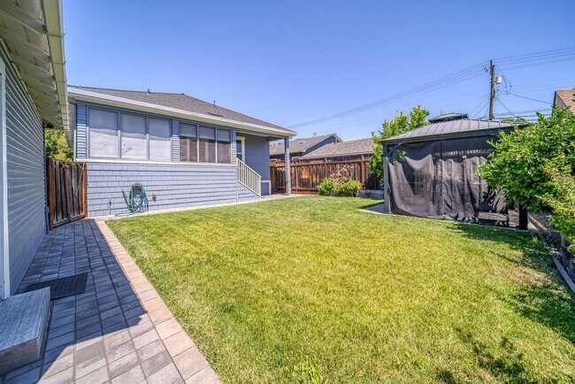 Building Photo - 734 Cassia St