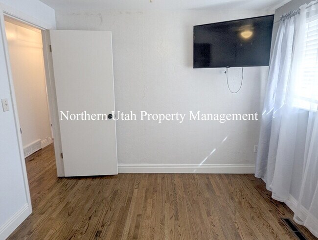 Building Photo - East Bench 5 Bed, 2 Bath