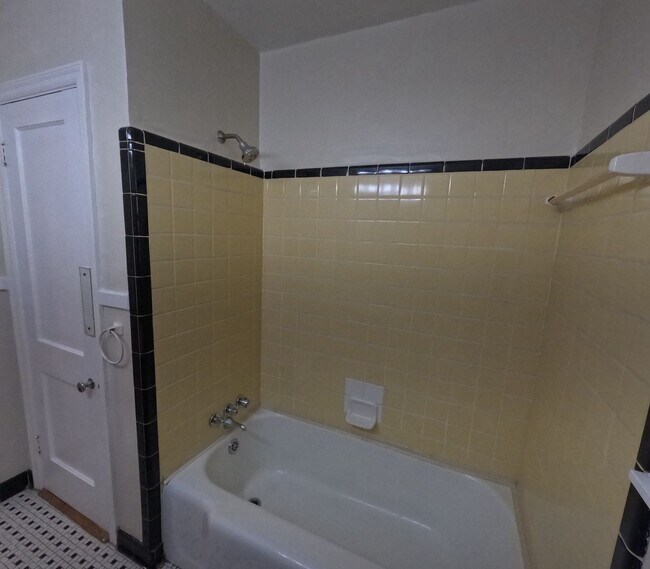 Building Photo - Renovated 3 Bed 1 Bath