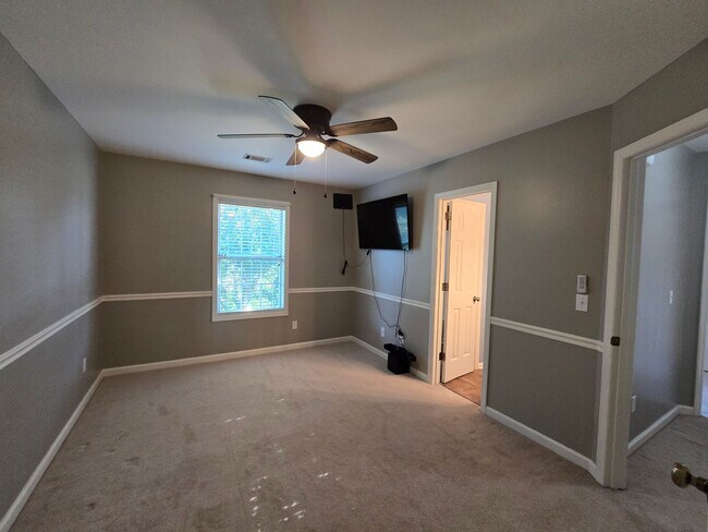 Building Photo - MOVE-IN SPECIAL!! $250 OFF First Month