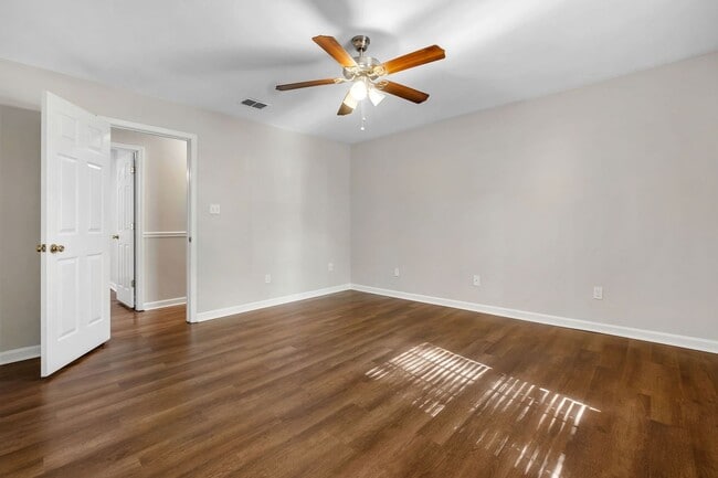 Building Photo - Cozy 3 Bedroom, 2 Bathroom abode with 2 car garage