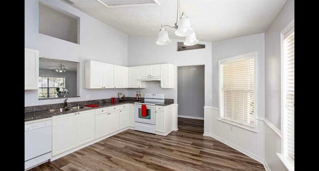 Building Photo - Bright and spacious home in Eagle Point!
