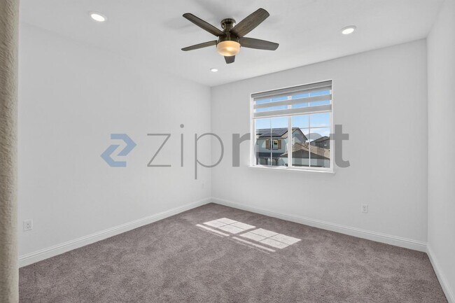 Building Photo - Unit