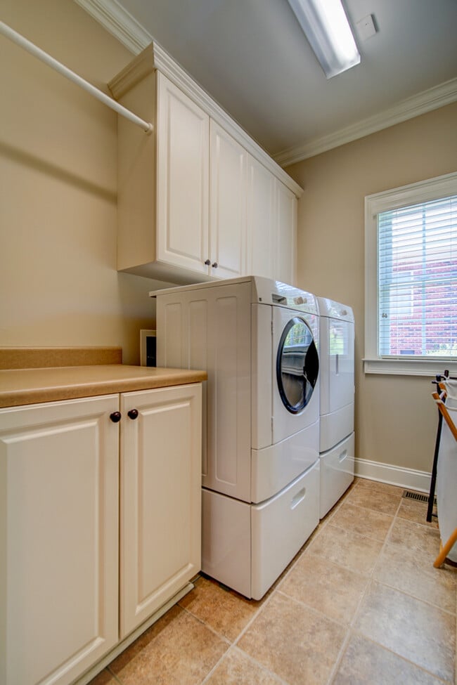 Building Photo - 5 BR, 3 BA Home Quiet Cul de Sac, Convenie...