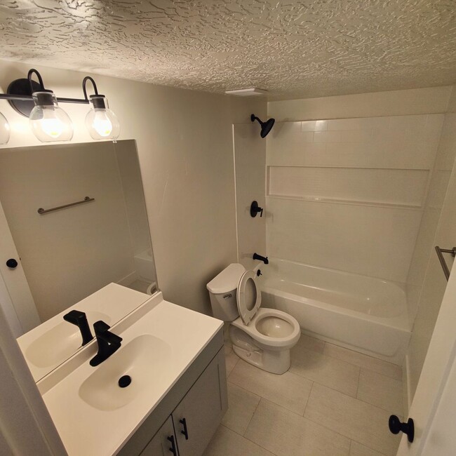 Building Photo - Beautiful-Pristine 4 Bedroom Condo for Ren...