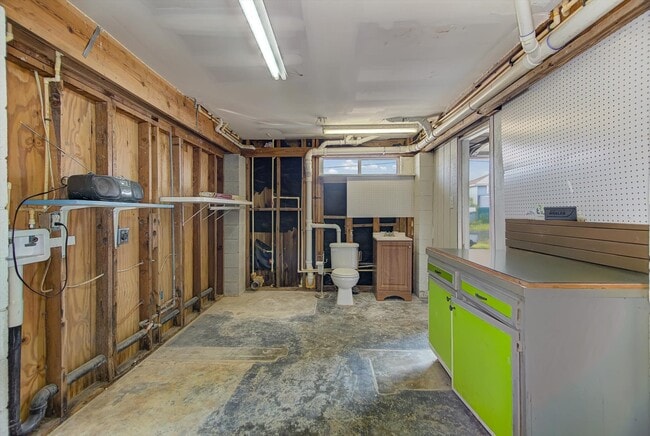 Building Photo - 170 Barracuda St