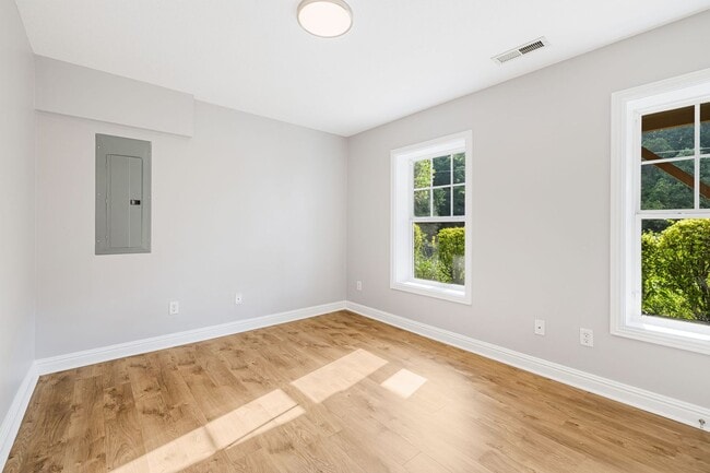 Building Photo - Newly Renovated 3-Bedroom Home with Modern Upgrades (6 or 12 Month Lease Options)