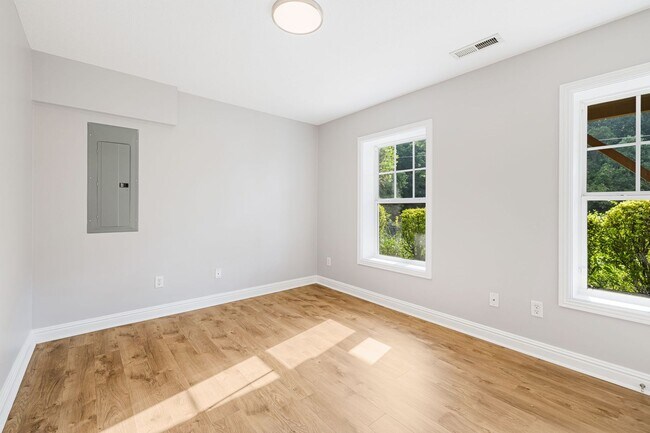 Building Photo - Newly Renovated 3-Bedroom Home with Modern...