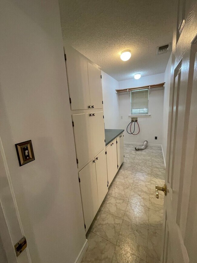 Building Photo - NEW ON MARKET