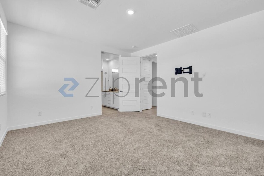 Building Photo - Unit