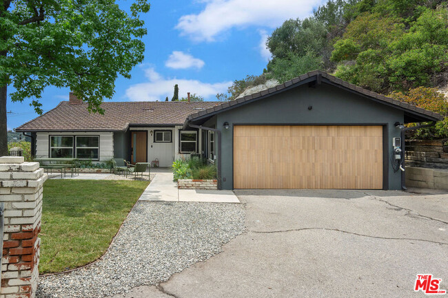 Building Photo - 1741 Golf Club Dr