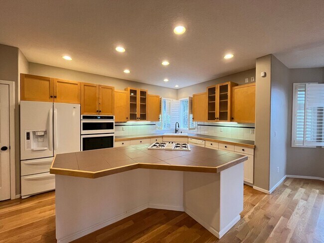 Building Photo - Immaculate 4 bedroom, 3.5 bathroom, tri-level Home in Tigard!! Expansive Views, Office space, Gam...