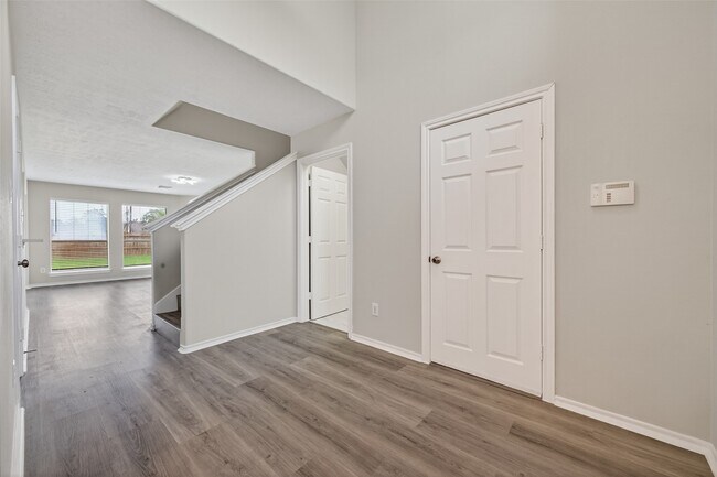Building Photo - 6915 Great Oaks Shadow Dr