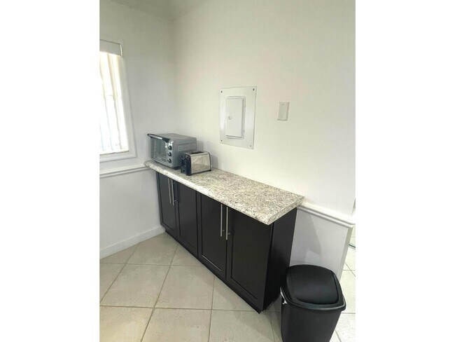 Building Photo - 2805 SW 22nd Ave