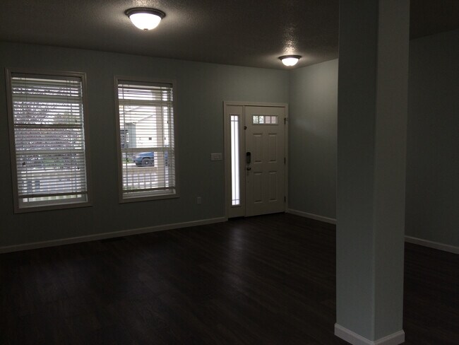 Building Photo - Large Home for Rent in Sage Point Service Area