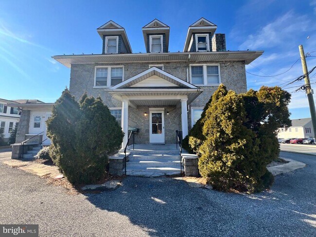 Building Photo - 502 S Main St